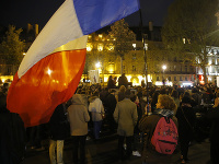 Stovky ľudí sa v utorok večer zišli v blízkosti Notre-Dame
