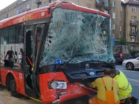 Vážna dopravná nehoda autobusu a trolejbusu v Bratislave.