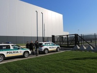Polícia musela evakuovať závod v Nitre. Polícia musela evakuovať závod v Nitre.