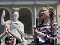 Na klimatický protest, ktorý viedla mladá Švédka, prišli tisíce ľudí Na klimatický protest, ktorý viedla mladá Švédka, prišli tisíce ľudí