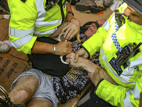Britská polícia zatkla už vyše 750 účastníkov klimatických protestov, ktoré prebiehajú v Londýne.