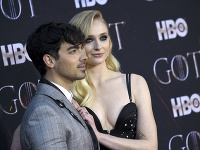 Joe Jonas a Sophie Turner skrývajú sladké tajomstvo. Joe Jonas a Sophie Turner skrývajú sladké tajomstvo.