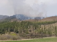 Pri rozsiahlom požiari lesa v Kravanoch zasahujú desiatky hasičov Pri rozsiahlom požiari lesa v Kravanoch zasahujú desiatky hasičov
