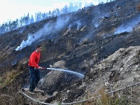 Hasiči bojujú s rozsiahlym požiarom