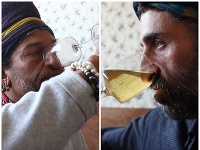 Muži nasávajú vlastný moč, aby boli vitálni. Muži nasávajú vlastný moč, aby boli vitálni.