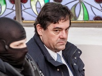 Mariana Koćnera priviezli s putami na rukách na Špecializovaný trestný súd v Banskej Bystrici. Rozhoduje sa o sprísnení jeho väzby.