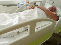 Muž dúfa, že všetko dobre dopadne. Muž dúfa, že všetko dobre dopadne.