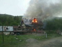 V Pitelovej v okrese Žiar nad Hronom horí ubytovacie zariadenie