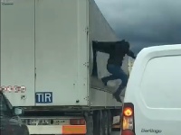 Ľudia začali vyskakovať z kamiónu Ľudia začali vyskakovať z kamiónu
