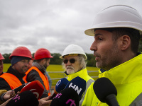 Na snímke projektový a technický manažér spoločnosti D4R7 José Vicente Candel počas kontrolného dňa na východnom predmostí Dunajského súmostia Na snímke projektový a technický manažér spoločnosti D4R7 José Vicente Candel počas kontrolného dňa na východnom predmostí Dunajského súmostia