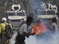 Najmenej 69 osôb utrpelo zranenia počas pouličných stretov podporovateľov Juana Guaidóa s bezpečnostnými zložkami vernými prezidentovi Nicolásovi Madurovi Najmenej 69 osôb utrpelo zranenia počas pouličných stretov podporovateľov Juana Guaidóa s bezpečnostnými zložkami vernými prezidentovi Nicolásovi Madurovi