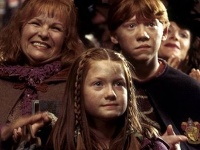 Bonnie Wright v ságe Harry Potter. 