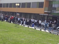 Pred nitrianskou nemocnicou sa zhromaždili Rómovia. Hospitalizovaný bol ich vajda. Pred nitrianskou nemocnicou sa zhromaždili Rómovia. Hospitalizovaný bol ich vajda.