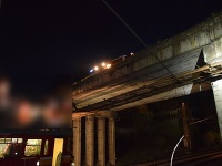 Uvoľnené zábradlie mosta spadlo na železničnú trať a poškodilo trakčné vedenie