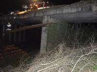 Uvoľnené zábradlie mosta spadlo na železničnú trať a poškodilo trakčné vedenie