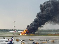 Na druhý pokus lietadlo narazilo na pristávaciu dráhu podvozkom, následne aj nosom Na druhý pokus lietadlo narazilo na pristávaciu dráhu podvozkom, následne aj nosom