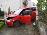 Vodič pod vplyvom alkoholu nabúral do oplotenia rodinného domu v Jesenskom.