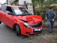 Vodič pod vplyvom alkoholu nabúral do oplotenia rodinného domu v Jesenskom.