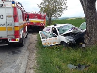 Po náraze do stromu zostal muž zakliesnený v aute Po náraze do stromu zostal muž zakliesnený v aute