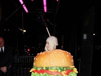 Katy Perry zavítala na párty oblečená ako hamburger. 