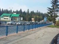 Ľudia sa tlačia v zápche Ľudia sa tlačia v zápche