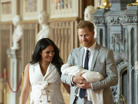 Meghan Markle a princ Harry predstúpili pred novinárov so svojím novorodeniatkom. 