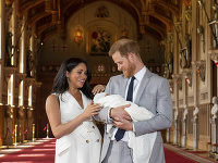 Meghan Markle a princ Harry ukázali prvorodeného synčeka. 
