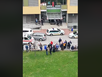 Pred nitrianskou nemocnicou sa opäť zhromaždili davy Rómov. Pred nitrianskou nemocnicou sa opäť zhromaždili davy Rómov.