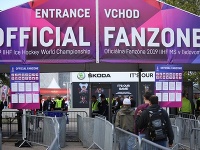 Pri vstupe do fanzóny sa podrobíte prehliadke ako na letisku. Pri vstupe do fanzóny sa podrobíte prehliadke ako na letisku.