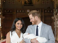 Vojvodkyňa Meghan a jej manžel princ Harry sa tešia z maličkého synčeka