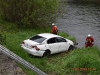 Auto skončilo v rieke Váh.