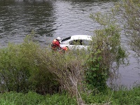 Auto skončilo v rieke Váh. Auto skončilo v rieke Váh.