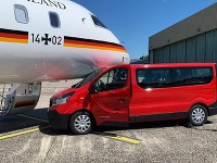 Fanúšička Merkelovej nechtiac dodávkou narazila do jej lietadla Fanúšička Merkelovej nechtiac dodávkou narazila do jej lietadla