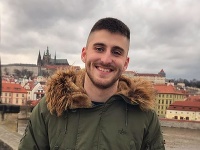 Vojakovi Jakubovi sa stal osudným pád zo štvrtého poschodia. Vojakovi Jakubovi sa stal osudným pád zo štvrtého poschodia.