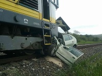 Dopravná nehoda vlaku a osobného vozidla.
