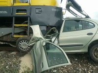 Dopravná nehoda vlaku a osobného vozidla.