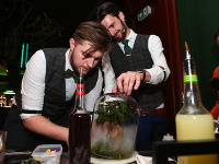 Súčasťou programu bola aj ochutnávka koktailov, ktoré barmani pripravovali priamo pred očami hostí.