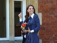 Vojvodkyňa Kate pustila fotografov pod sukňu. 