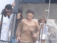 Bella Hadid nepatrí medzi hanblivky. Paparazzom sa vďaka tomu naskytol pohľad na jej holé prsia. 