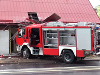 Hasičské auto narazilo do rodinného domu. Hasičské auto narazilo do rodinného domu.