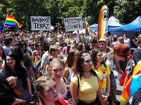V Bratislave sa zišli stovky ľudí, ktorí bojujú za práva homosexuálov.