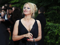 Pamela Anderson pri príchode na odovzdávanie futbalových cien. 