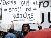 Účastníci protestu s názvom Stojíme pri kultúre: Za odvolanie ministerky kultúry SR na Námestí SNP Účastníci protestu s názvom Stojíme pri kultúre: Za odvolanie ministerky kultúry SR na Námestí SNP