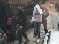 Sudca v Žiline rozhodol o vzatí do vyšetrovacej väzby Judity (16), ktorú polícia obvinila z vraždy Tomáša (†16). Sudca v Žiline rozhodol o vzatí do vyšetrovacej väzby Judity (16), ktorú polícia obvinila z vraždy Tomáša (†16).