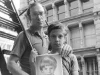 Na archívnej snímke z 18. mája 1985 Stan Patz a jeho syn Ari, ktorý drží v ruku fotografiu svojho nezvestného brata Etana.