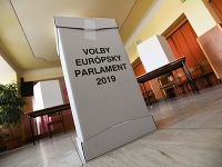 Atmosféra vo volebnej miestnosti v Dome kultúry Javorina v Starej Turej Atmosféra vo volebnej miestnosti v Dome kultúry Javorina v Starej Turej