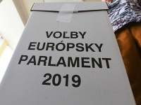 Atmosféra vo volebnej miestnosti v Dome kultúry Javorina v Starej Turej Atmosféra vo volebnej miestnosti v Dome kultúry Javorina v Starej Turej