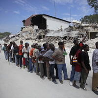 Zástup Haiťanov čaká na jedlo