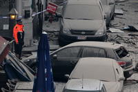 Poškodené autá po explózii