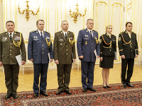 Zľava generál Daniel Zmeko, generálmajor Miroslav Lorinc, brigádny generál Peter Babiar, brigádny generál Róbert Kleštinec, generálka Jana Maškarová a generál Róbert Bozalka, ktorých povýšil prezident SR Andrej Kiska Zľava generál Daniel Zmeko, generálmajor Miroslav Lorinc, brigádny generál Peter Babiar, brigádny generál Róbert Kleštinec, generálka Jana Maškarová a generál Róbert Bozalka, ktorých povýšil prezident SR Andrej Kiska